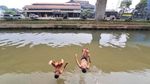 Aksi Anak-anak Salto ke Kalimalang