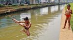Aksi Anak-anak Salto ke Kalimalang