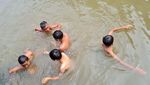Aksi Anak-anak Salto ke Kalimalang