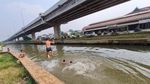 Aksi Anak-anak Salto ke Kalimalang