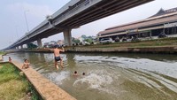 Anak-anak berenang di Kalimalang, Cipinang Muara, Jakarta Timur, Sabtu (22/6/2023). 