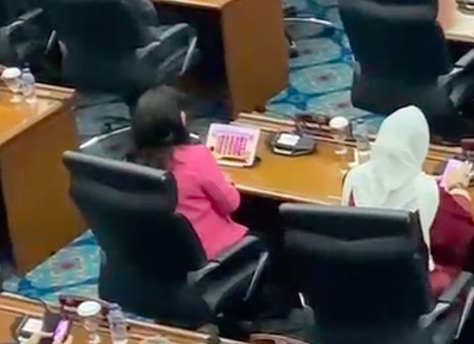 Anggota DPRD DKI Cinta Mega main game di tablet iPad, diduga main judi slot. (Dok Istimewa)