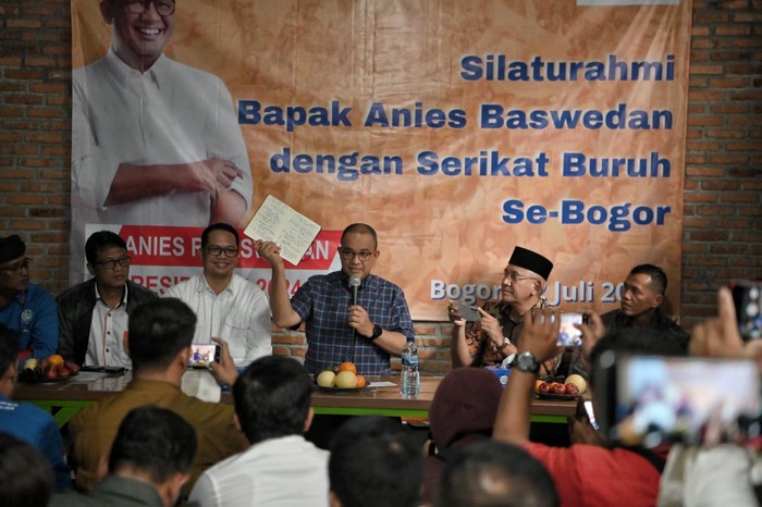 Anies Baswedan temui kelompok buruh di Kabupaten Buruh, Jawa Barat, 22 Juli 2023. (Dok Tim Anies Baswedan)