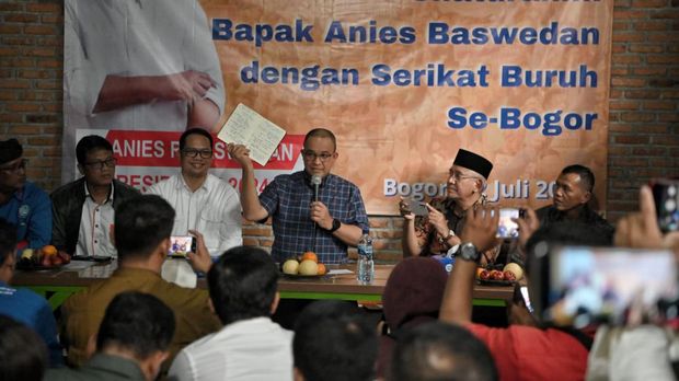 Anies Baswedan temui kelompok buruh di Kabupaten Buruh, Jawa Barat, 22 Juli 2023. (Dok Tim Anies Baswedan)