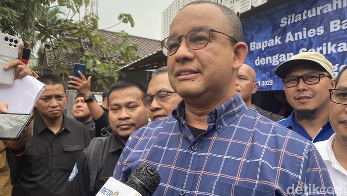 Anies Baswedan usai pertemuan bersama para serikat buruh di Kabupaten Bogor, 22 Juli 2023. (Silvia Ng/detikcom)