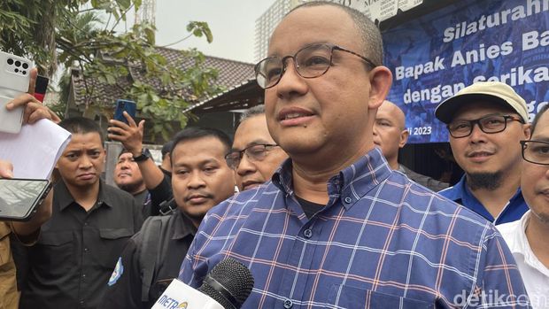 Anies Baswedan usai pertemuan bersama para serikat buruh di Kabupaten Bogor, 22 Juli 2023. (Silvia Ng/detikcom)