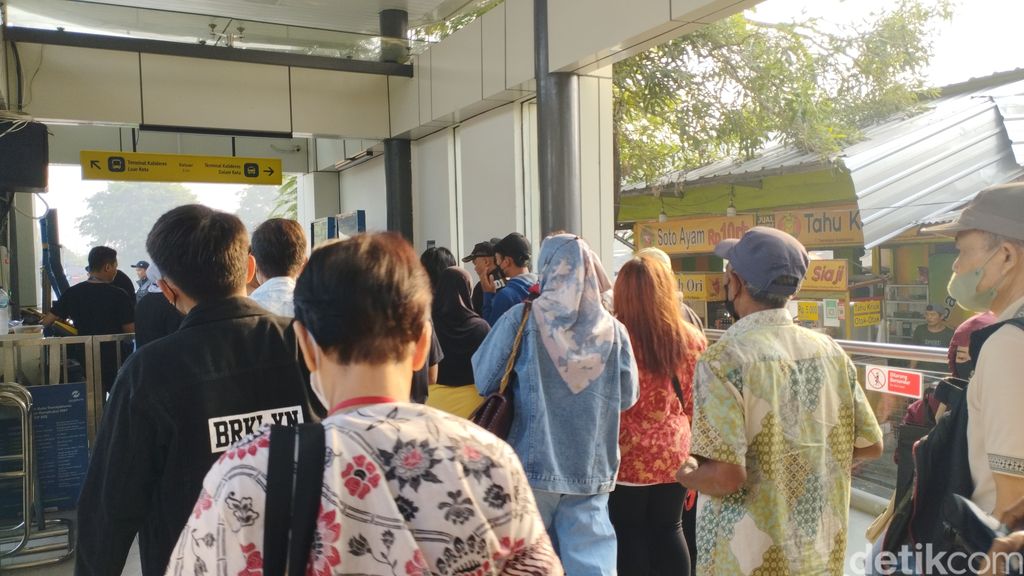 Antusiasme warga gunakan TransJ untuk ke Bandara Soetta, dari Terminal Kalideres Jakber, 22 Juli 2023. (Brigitta Belia Permata Sari/detikcom)
