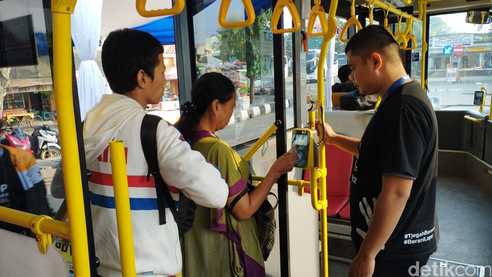 Antusiasme warga gunakan TransJ untuk ke Bandara Soetta, dari Terminal Kalideres Jakber, 22 Juli 2023. (Brigitta Belia Permata Sari/detikcom)