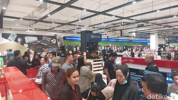 Area Elektronik dipadati pengunjung jelang Transmart Full Day Sale tutup