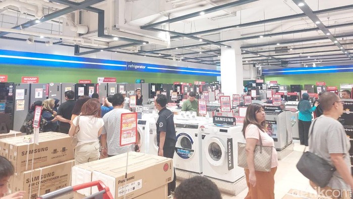 Area Elektronik dipadati pengunjung jelang Transmart Full Day Sale tutup