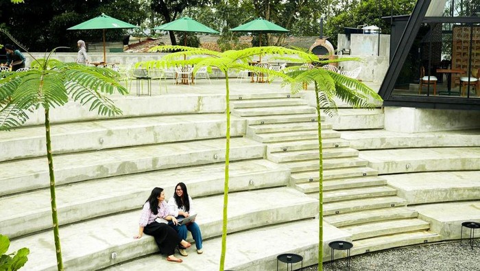 Satu lagi tempat nongkrong asyik di Bintaro dengan konsep indoor dan outdoor yang asyik banget. Bisa untuk sambil kerja juga lho. Nih, kita intip yuks.