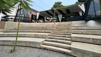 Dengan menawarkan fleksibilitas lay out yang dapat di sesuaikan dengan kebutuhan klien, area indoor dan outdoor yang luas, ruang perjamuan, serta fasilitas WiFi hingga audio-visual yang sangat lengkap.