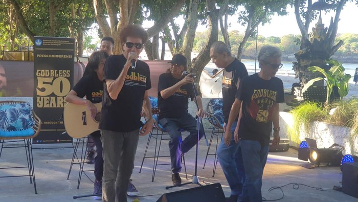 Band legenda Indonesia God Bless seusai konferensi pers 