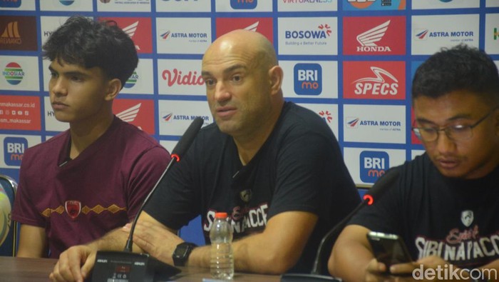 Pelatih PSM Makassar, Bernardo Tavares saat sesi konferensi pers usai laga kontra Persib Bandung.