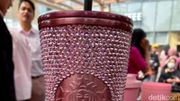 Kalau ini tumbler dengan harga termahal, Rp 2 juta! Dibuat istimewa dengan rhinestone yang ditempeli satu per satu menggunakan tangan (handmade). 