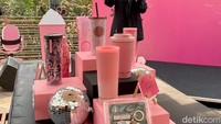 Selain minuman istimewa, kolaborasi yang ditunggu adalah koleksi 8 tumbler dan 1 merchandise berupa keychain ini. Nuansa hitam dan pink benar-benar terlihat.
