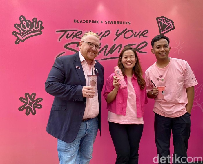 BLINK! Starbucks dan BLACKPINK Rilis Minuman Stroberi Cokelat dan 8 Tumbler