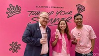 Starbucks Indonesia (22/7) memperkenalkan kolaborasinya bersama BLACKPINK di Senayan Park. Tampak hadir CEO Starbucks Indonesia (kiri) dalam momen temu media.