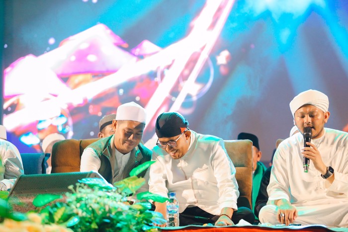 Bupati Sumenep Achmad Fauzi Wongsojudo menghadiri acara milad kedelapan Majelis Pemuda Berselawat At-Taufiq di Sampang, Jawa Timur, Jumat (21/7).