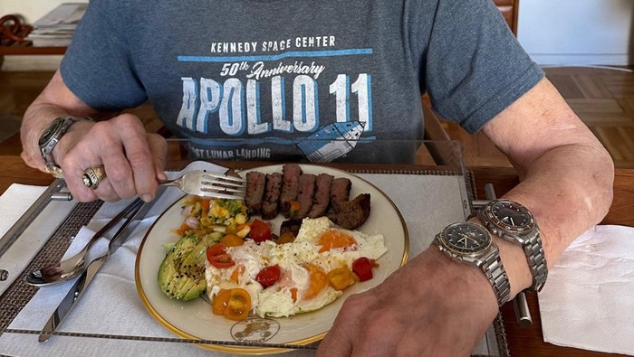 Salah satu orang pertama yang menginjakkan kaki di Bulan dengan Apollo 11, Buzz Aldrin memakai tiga jam tangan sekaligus. Ada alasannya.