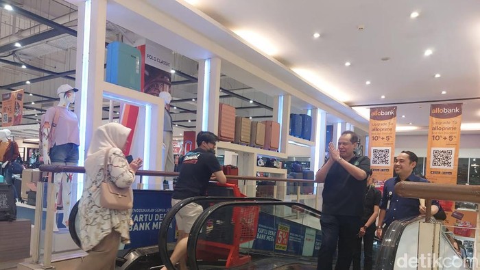 Chairul Tanjung Founder & CEO CT Corp blusukan sapa pengunjung Transmart Full Day Sale