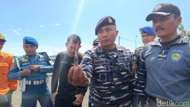 Danlanal Cilacap, Kolonel Laut (P) Bambang Subeno menunjukkan amunisi yang masih utuh dan berfungsi temuan tim Kopaska di dasar perairan Cilacap, Jumat (21/7/2023).