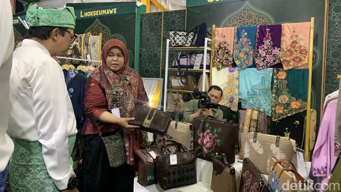 Deputi Gubernur BI Judha Agung saat meninjau stan UMKM di FESyar Sumatera 2023. (Foto: Kartika Sari)