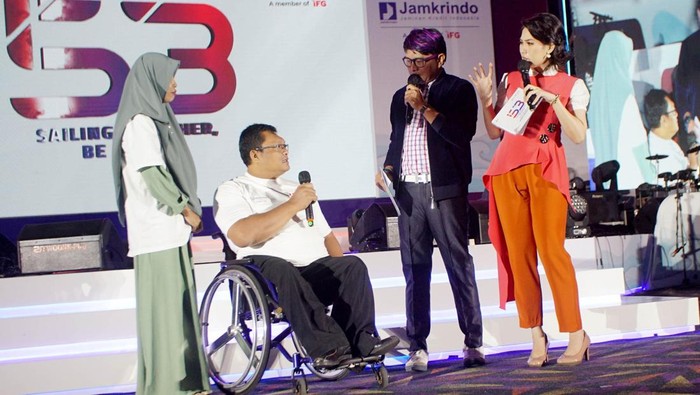 Keterbatasan bukan alasan dan menjadi penghalang untuk seseorang terus aktif dan bisa bermanfaat bagi sesama. Ini salah satu contohnya.

Adi Mulyanto, seorang penyandang disabilitas akibat penyakit Polio yang dideritanya sejak lahir, kini bisa bergerak aktif, bekerja dan berusaha untuk memenuhi semua kebutuhan untuk keluarganya.