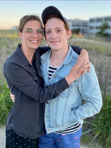 Ethan Slater dan Lily Jay Ethan Slater dan Lily Jay