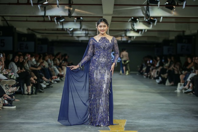Gaya anggun nan elegan terpancar dari istri Kaesang Pangarep ini saat berpose di ujung panggung runway. Foto: Dok. Summarecon Mall