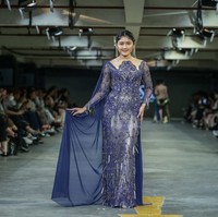 Gaya anggun nan elegan terpancar dari istri Kaesang Pangarep ini saat berpose di ujung panggung runway. Foto: Dok. Summarecon Mall