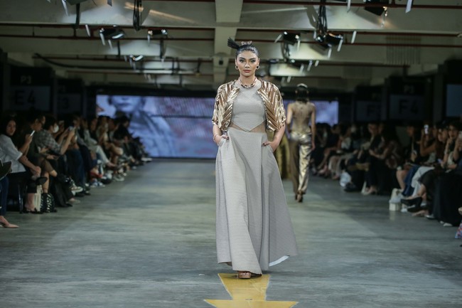 Model, aktris dan Puteri Indonesia Pariwisata 2020 Jihane Almira tampil chic dengan gaun yang dipadukan cropped jacket rancangan Ernesto Abram. Foto: Dok. Summarecon Mall