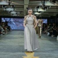 Model, aktris dan Puteri Indonesia Pariwisata 2020 Jihane Almira tampil chic dengan gaun yang dipadukan cropped jacket rancangan Ernesto Abram. Foto: Dok. Summarecon Mall