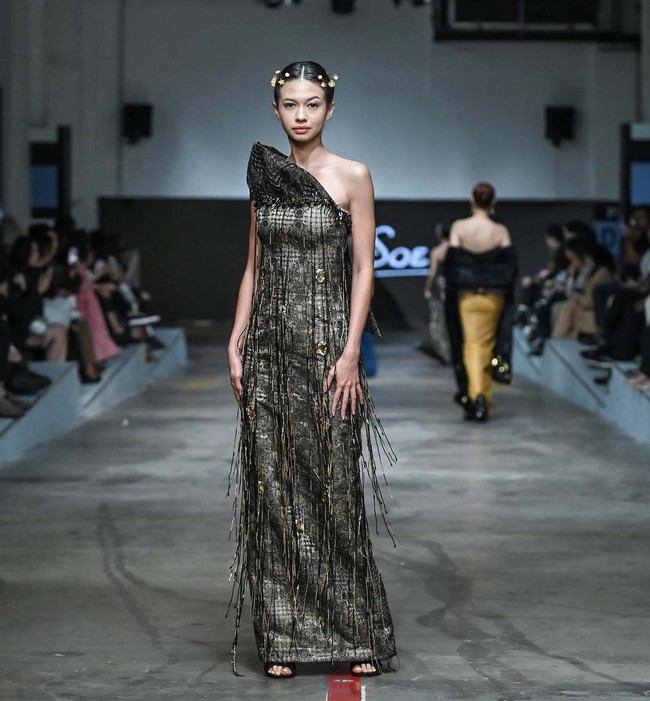 Yuki Kato tampil dalam gaun hitam berdetail rumbai karya An’soe. Foto: Dok. Summarecon Mall