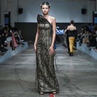 Yuki Kato tampil dalam gaun hitam berdetail rumbai karya An’soe. Foto: Dok. Summarecon Mall