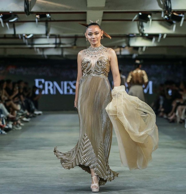 Puteri Indonesia 2013 Whulandary Herman mengenakan gaun lipit karya Ernesto Abram. Foto: Dok. Summarecon Mall