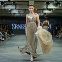 Puteri Indonesia 2013 Whulandary Herman mengenakan gaun lipit karya Ernesto Abram. Foto: Dok. Summarecon Mall