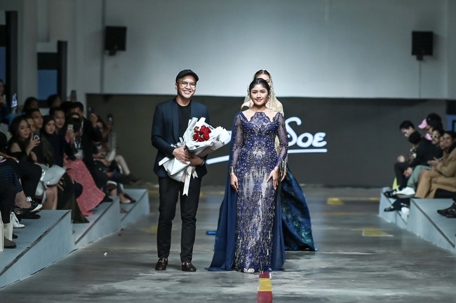 Erina Gudono tampil dalam balutan gaun kebaya biru rancangan desainer An’soe. Foto: Dok. Summarecon Mall