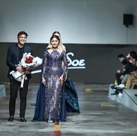 Erina Gudono tampil dalam balutan gaun kebaya biru rancangan desainer An’soe. Foto: Dok. Summarecon Mall