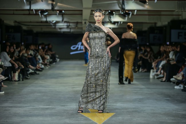 Penampilannya di runway menuai pujian, bahkan netizen menilai gayanya bak model profesional. Foto: Dok. Summarecon Mall