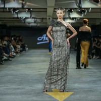 Penampilannya di runway menuai pujian, bahkan netizen menilai gayanya bak model profesional. Foto: Dok. Summarecon Mall