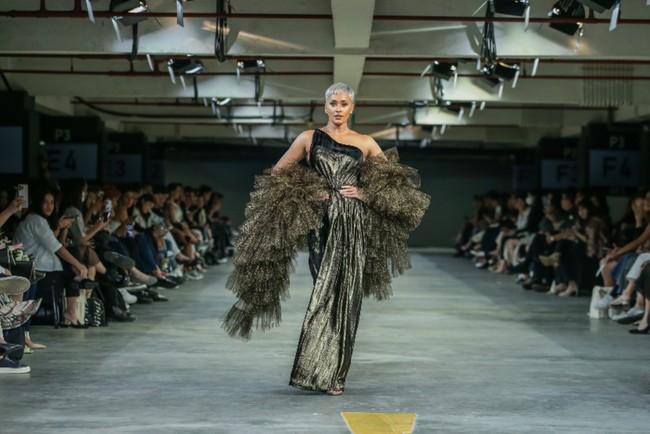 Model dan aktris Kimmy Jayanti melenggang dengan gaya fierce sekaligus anggun dalam balutan gaun An’soe. Foto: Dok. Summarecon Mall