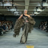 Model dan aktris Kimmy Jayanti melenggang dengan gaya fierce sekaligus anggun dalam balutan gaun An’soe. Foto: Dok. Summarecon Mall