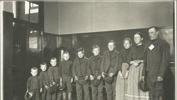 Sebuah Keluarga Imigran Tiba Di Pulau Ellis Pada Tahun 1904 Foto: Facebook/OldPhotos1