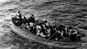 Sekoci Membawa Korban Kapal Titanic, 1912 Foto: Facebook/OldPhotos1