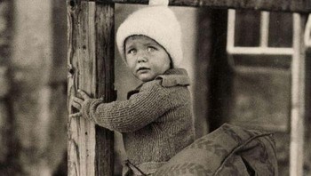 Bocah Belanda Dengan Bantal Diikat Di Punggungnya Agar Tak Membuatnya Sakit Ketika Jatuh Saat Skating, 1933 Foto: Facebook/OldPhotos1