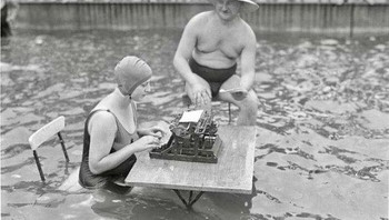 Seorang Pengusaha Dan Sekretaris Bekerja Di Sebuah Kolam Selama Gelombang Panas Di Berlin, Jerman, 1926 Foto: Facebook/OldPhotos1