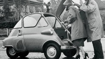 Sepasang suami istri masuk ke BMW Isetta mereka melalui pintu depan, tahun 1950-an. Foto: Facebook/OldPhotos1
