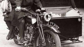 Tim Pemadam Kebakaran Wanita Dengan Sepeda Motor Konversi di London, 1932 Foto: Facebook/OldPhotos1
