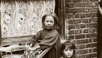 Potret Dua Gadis Mencuci Pakaian Di Jalan London, 1900-an Foto: Facebook/OldPhotos1